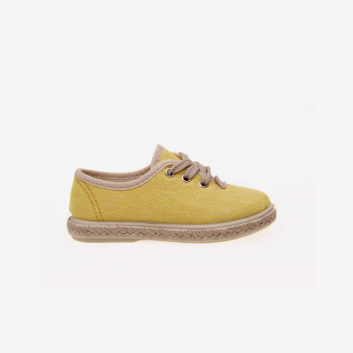 Zapatillas de lona en amarillo con cordonesde Vul-peques