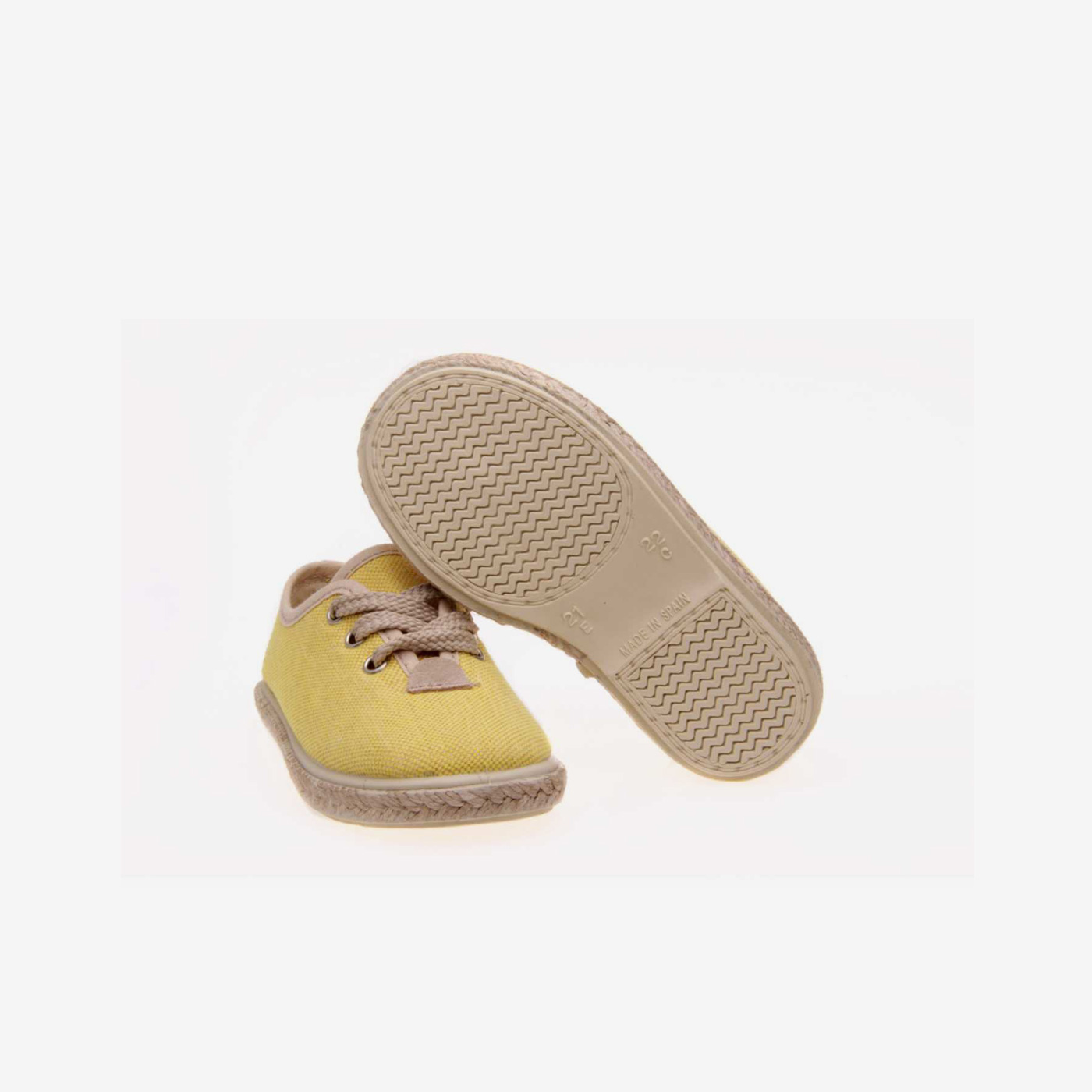 Zapatillas de lona en amarillo con cordonesde Vul-peques
