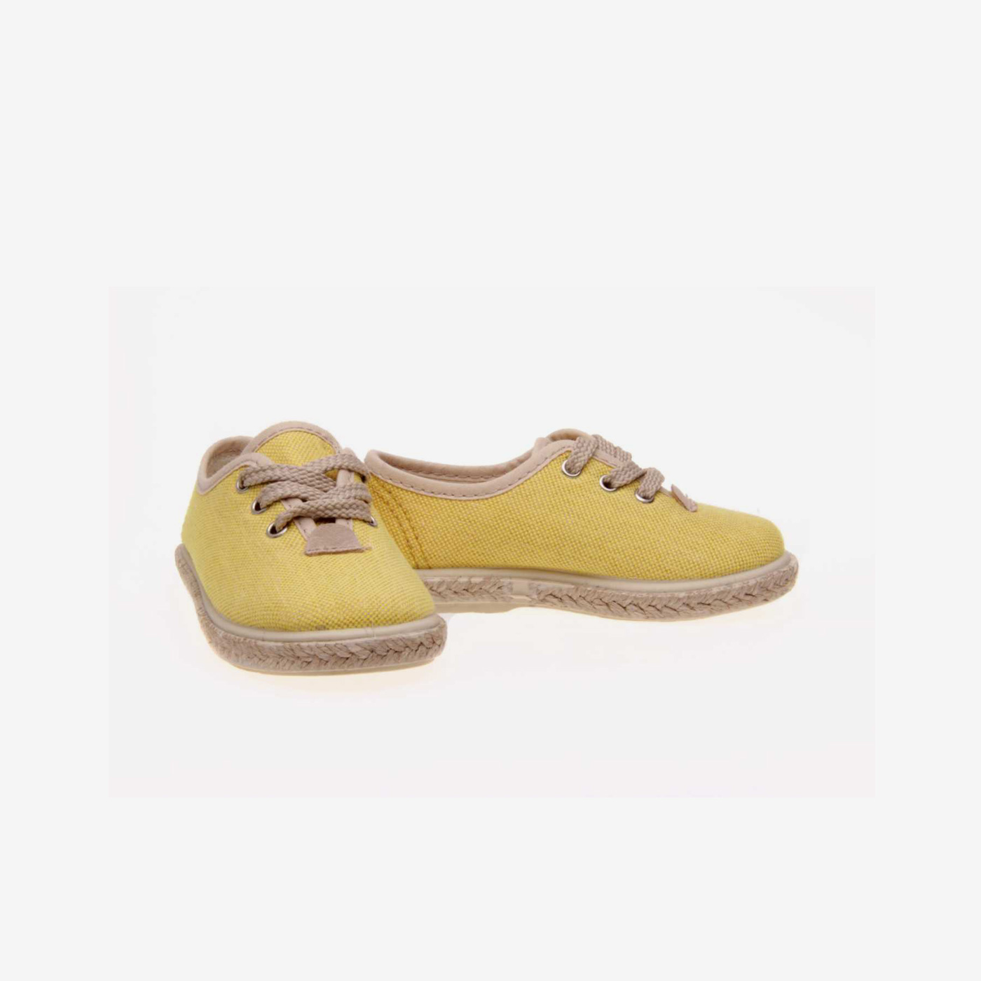 Zapatillas de lona en amarillo con cordonesde Vul-peques