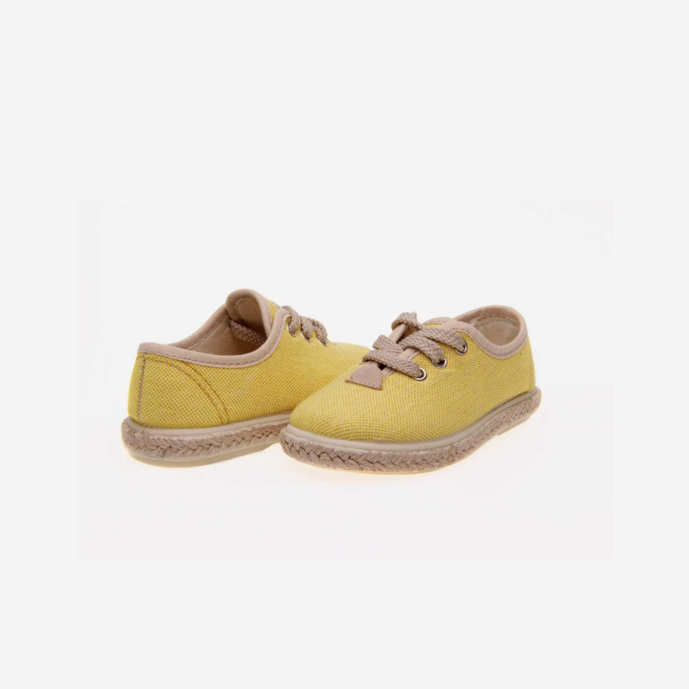Zapatillas de lona en amarillo con cordonesde Vul-peques