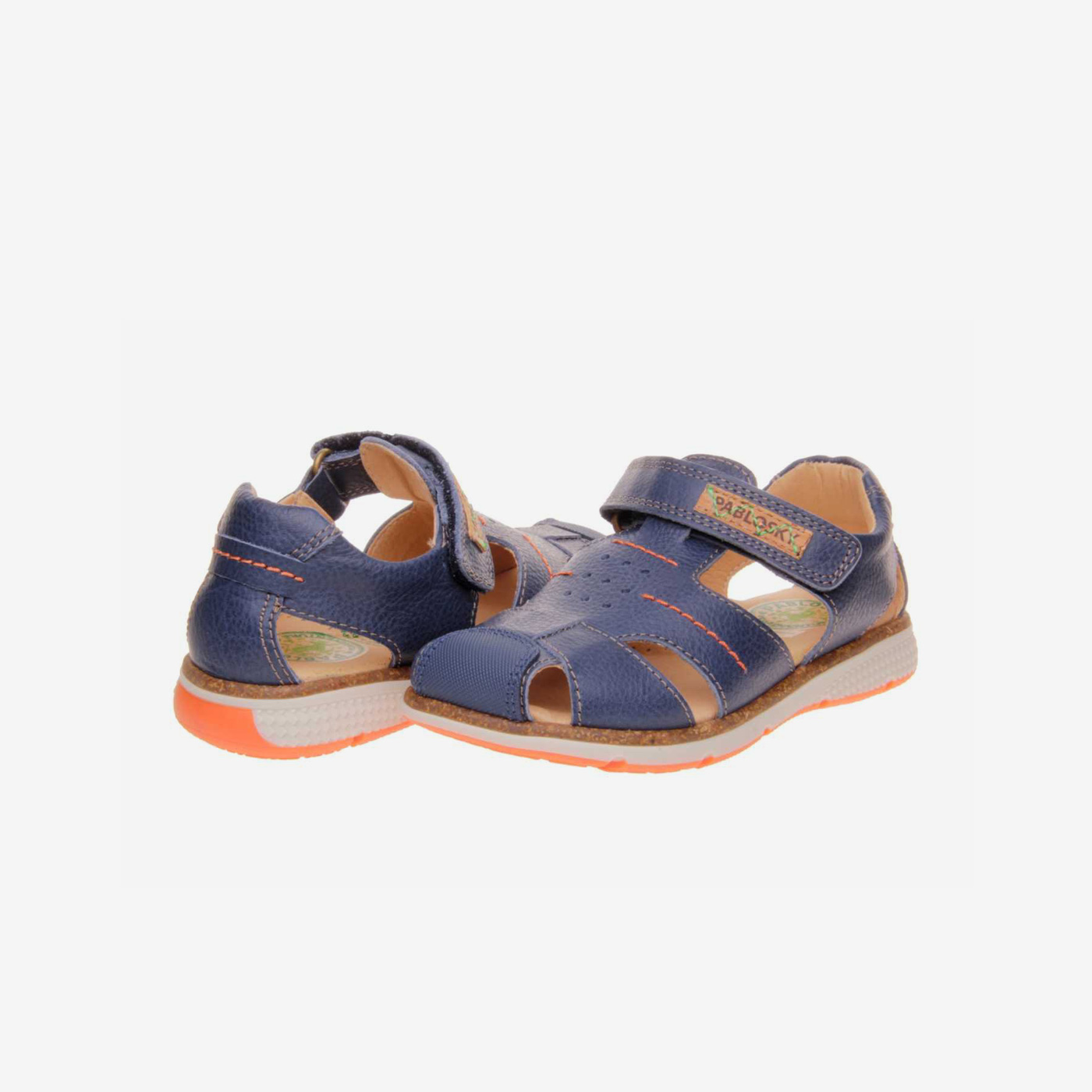 Sandalia de niño azul de velcro con puntera reforzada.