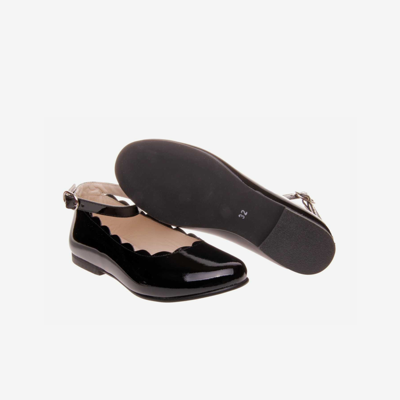 Mercedes en charol negro con hebilla.