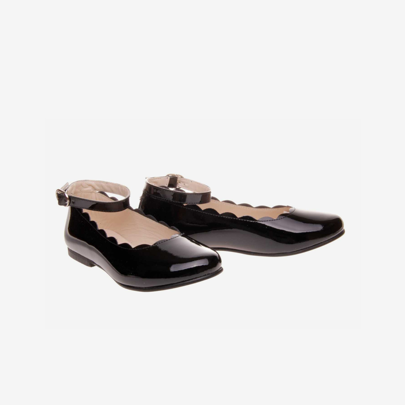 Mercedes en charol negro con hebilla.