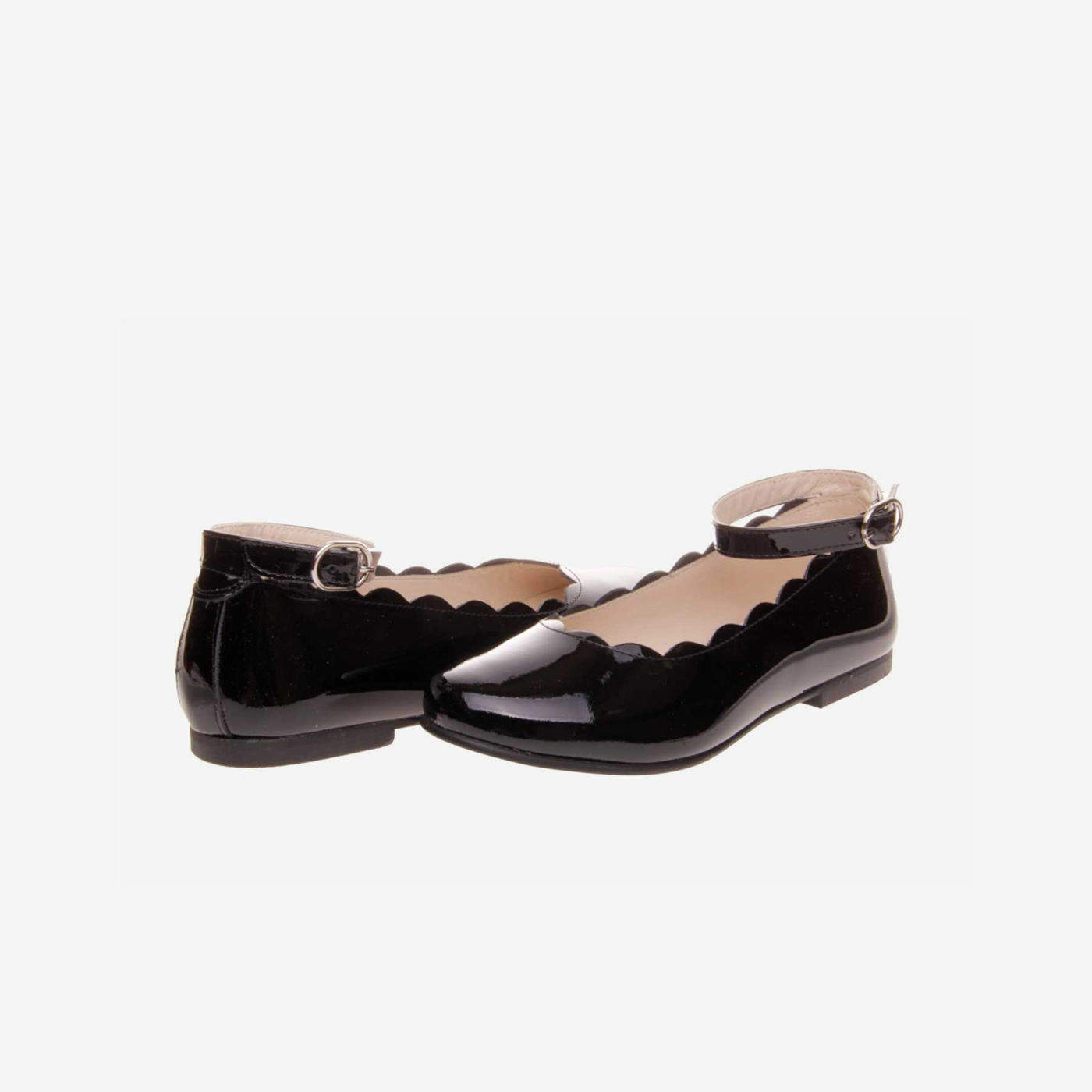Mercedes en charol negro con hebilla.