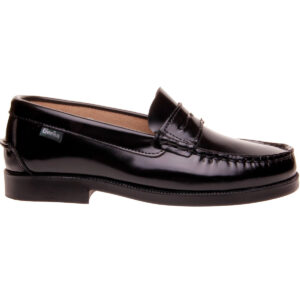 El mocasin de Gorila es zapato que acompaña a tu hijo con elegancia y comodidad. Ideal para el colegio o una celebración. Suela flexible y piel brillante.