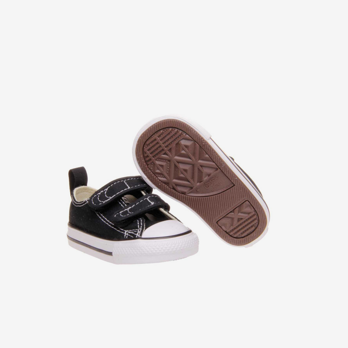 Zapatilla de lona con velcros y puntera reforzada.