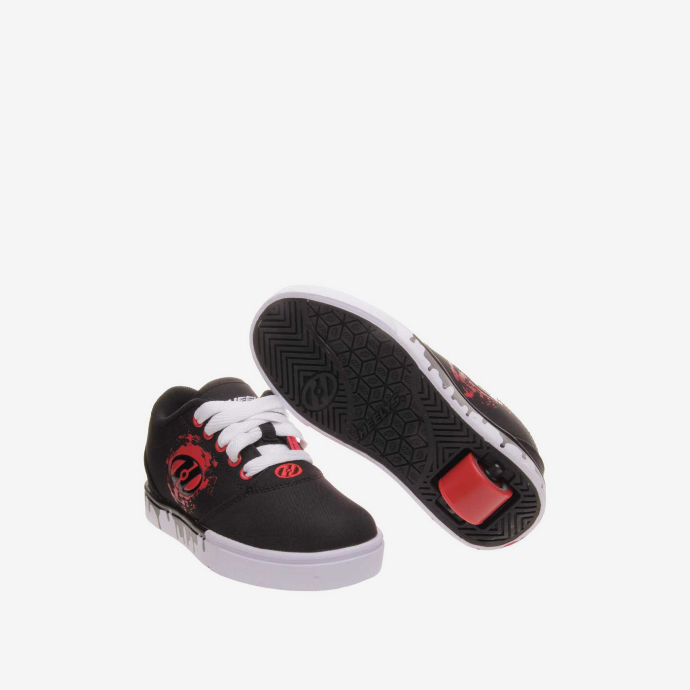 Deportivo de ruedas de niño en negro con cordones.