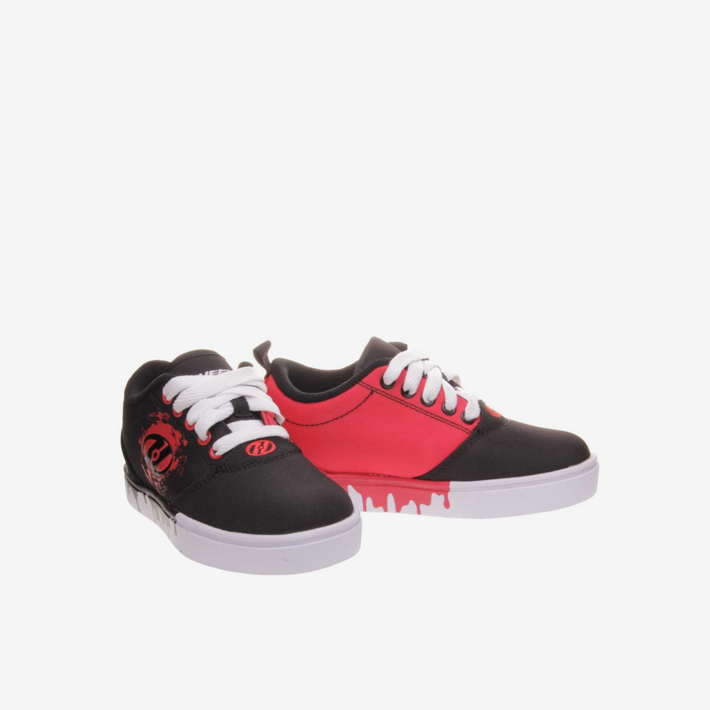 Deportivo de ruedas de niño en negro con cordones.