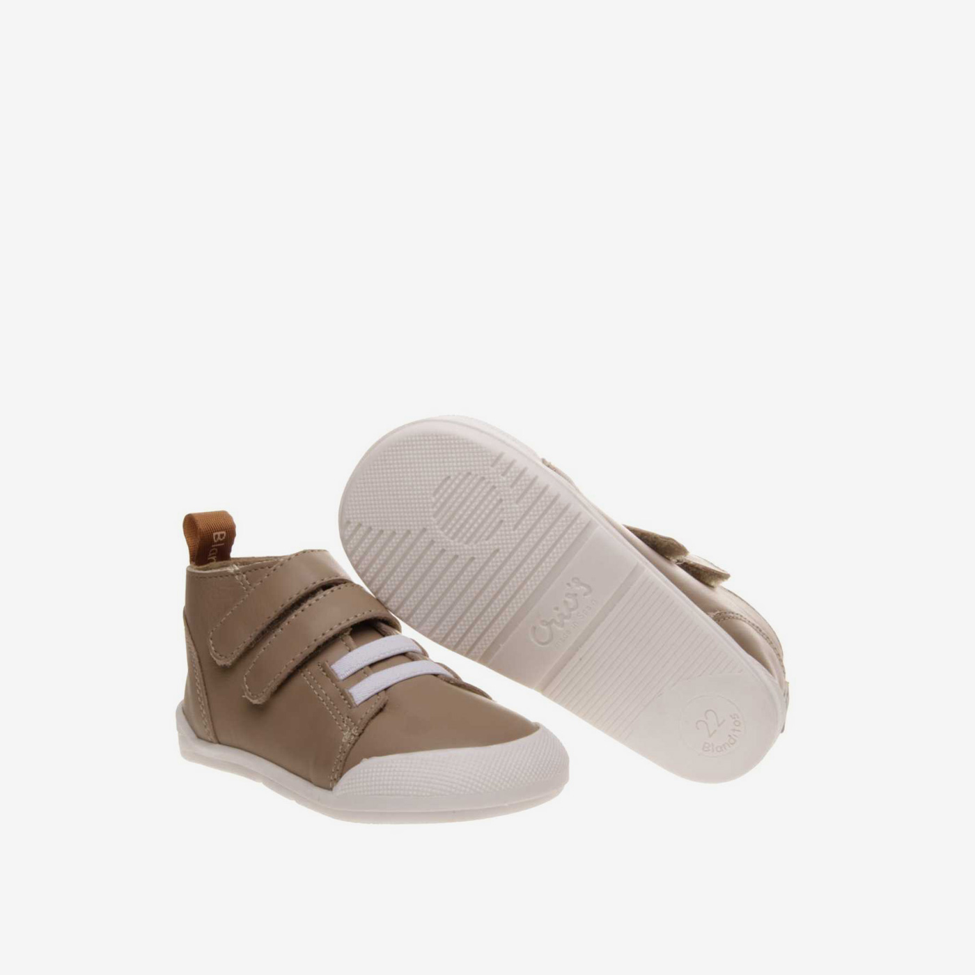 Bota respetuosa unisex con velcros y elásticos.