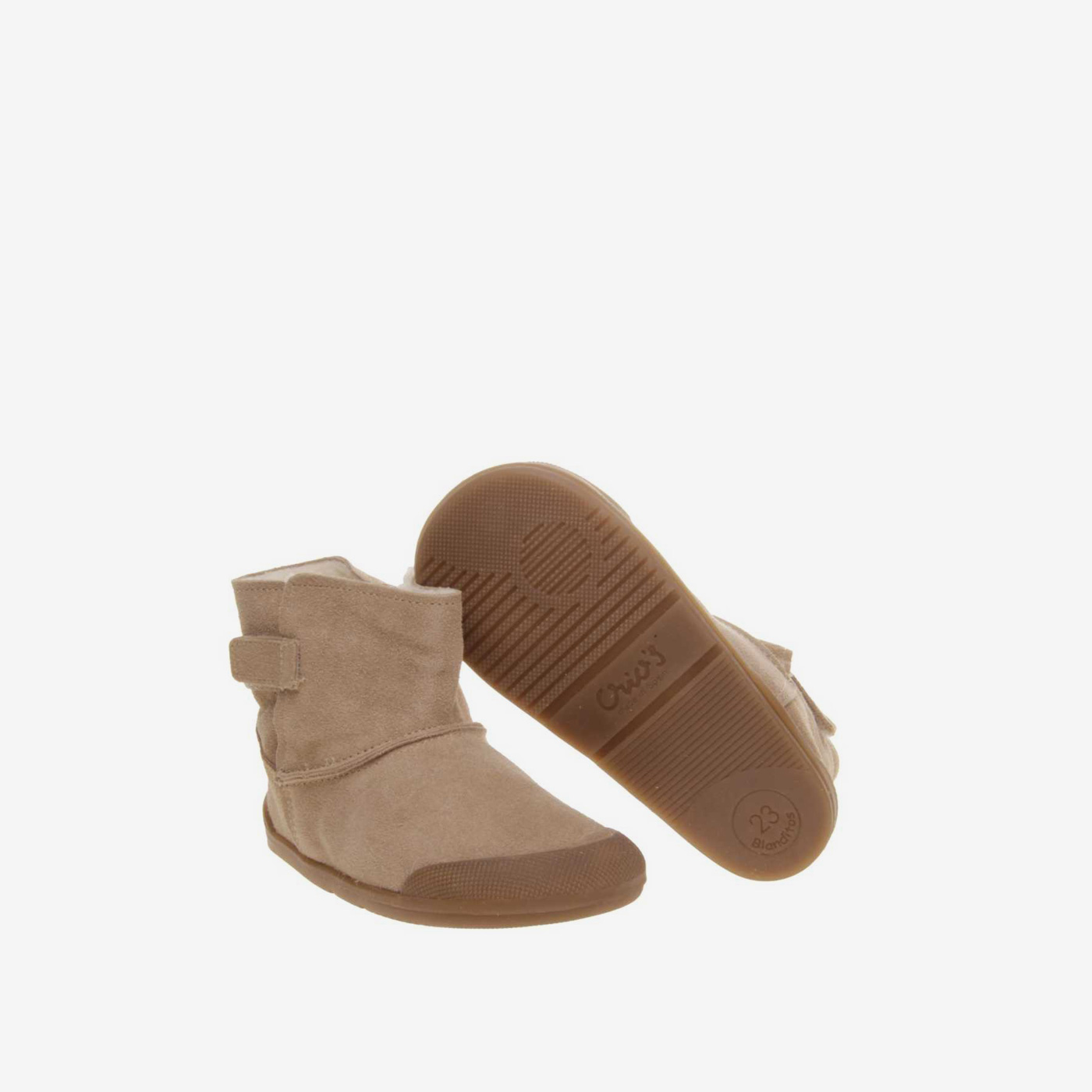 Bota respetuosa unisex en ante con velcro.