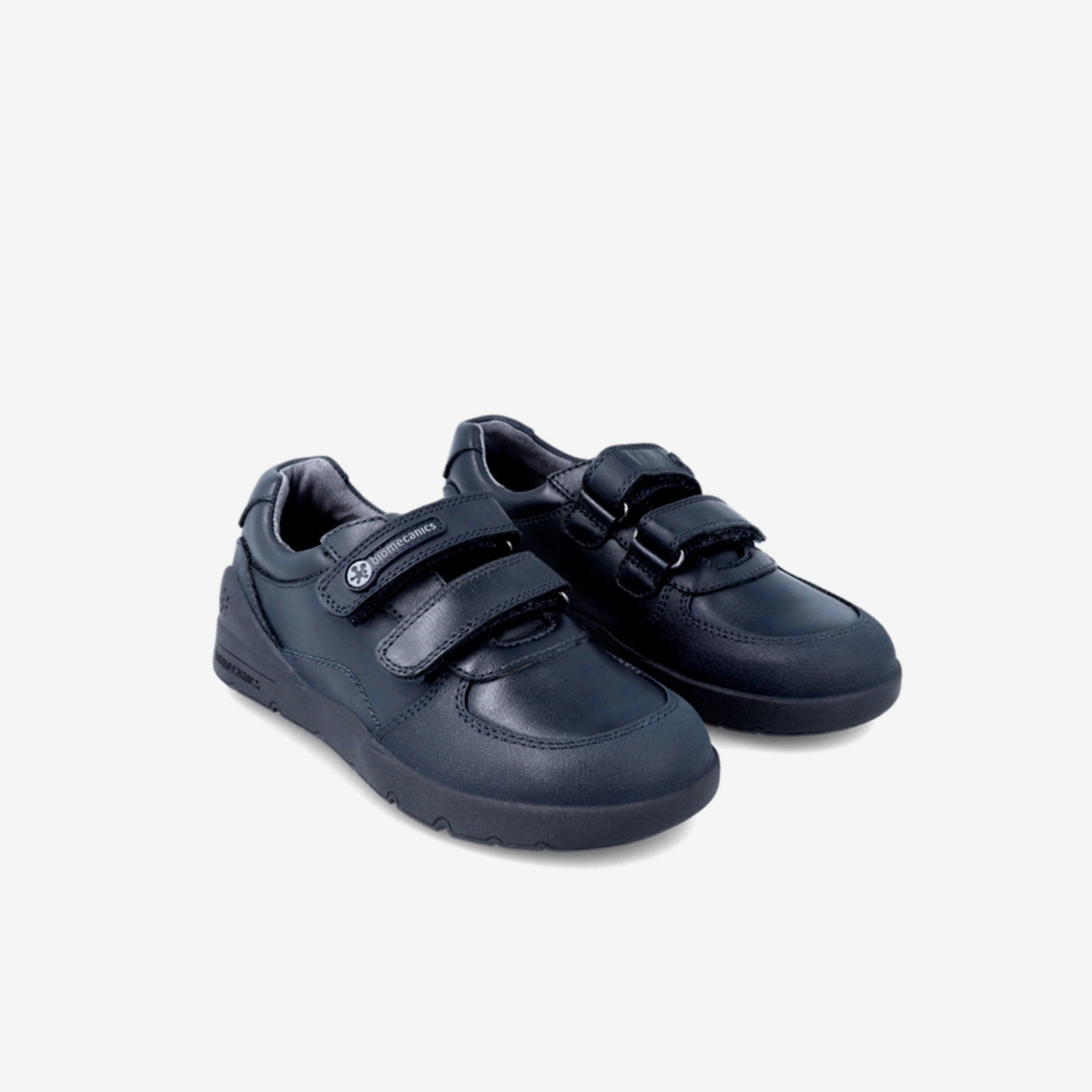Zapato colegial de niño con doble velcro en azul marino.