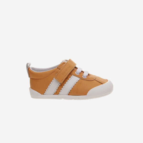 Deportivo respetuoso en color naranja con velcro y elásticos.