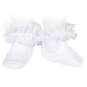 Calcetines blancos con tul suave: ese detalle que transforma cualquier conjunto. Elegancia, suavidad y cero molestias para los pies más pequeños.