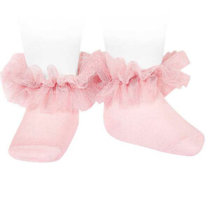 Calcetín de la marca española Condor de color rosa con tul. Tan suaves como su piel y con un tul que acompaña cada paso. Un detalle que convierte lo cotidiano en algo especial. Cómodos, bonitos y duraderos.