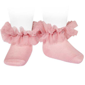 Calcetines rosas de Condor con volante de tul.El rosa empolvado más bonito y un tul que flota con cada paso. Cómodos, suaves y listos para acompañarla en momentos especiales… o en cualquier día.
