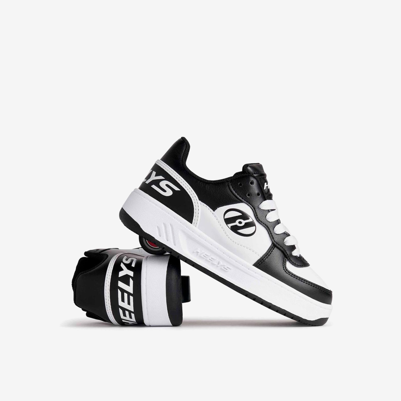Heelys blancas y negras de rueda con cordones.