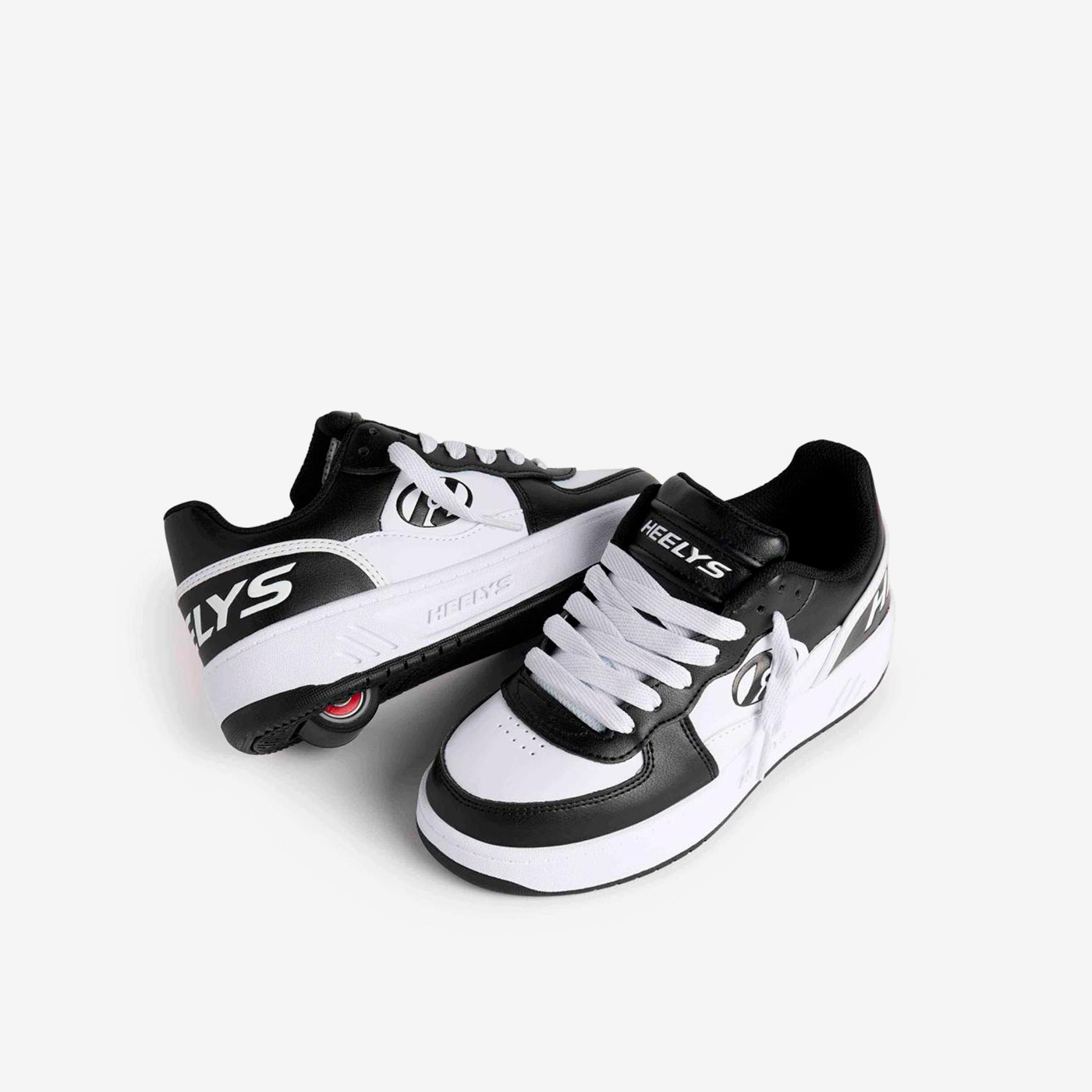 Heelys blancas y negras de rueda con cordones.