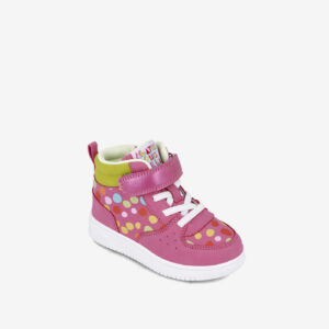 Deportivos de caña media para niña de la firma Agatha Ruiz de la Prada. Decoradas con un divertido estampado de lunares multicolor. Con Velcro y cremallera.
