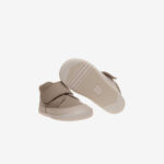 Bota respetuosa con velcro y pintura reforzada.