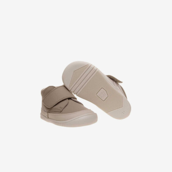 Bota respetuosa con velcro y pintura reforzada.