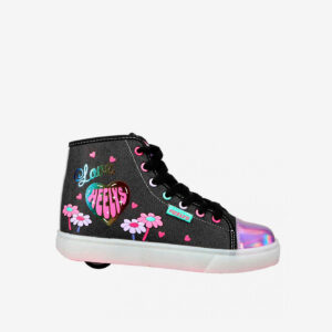 Zapatillas Heelys tipo botín con corazones, flores y puntera brillante. Rueda desmontable y comodidad para jugar, rodar y soñar sin parar.