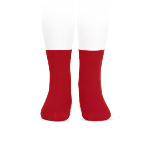 Calcetines cortos de la marca Cóndor en color rojo para uniforme escolar. Cómodos, resistentes y con ajuste perfecto para los pies de los peques.