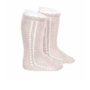 o lateral de Condor, color beige que combina con todo. Suaves, transpirables y con un toque clásico perfecto para bautizos, cumpleaños o fotos familiares.