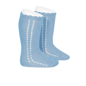 Calcetín alto con calado lateral de Condor, color celeste suave y diseño delicado. Comodidad, frescura y estilo clásico para fotos, bautizos o cualquier día especial.