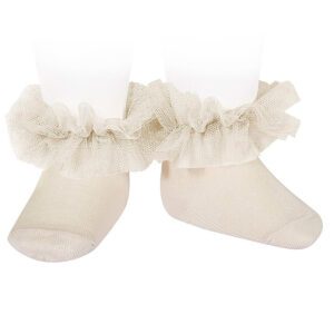 Calcetín corto de Condor en color beige suave, tul vaporoso y diseño delicado. Un calcetín bonito y cómodo para vestir con estilo sin renunciar a la comodidad.