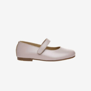 Zapato de vestir para niña ideal para ceremonias y ocasiones especiales como la Primera Comunión. Su diseño clásico tipo Merceditas transmite pureza y sofisticación, convirtiéndolo en el complemento perfecto para los looks más formales. Cierro de velcro y suela antideslizante.