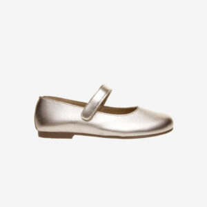 Zapato de vestir para niña ideal para ceremonias y ocasiones especiales como la Primera Comunión. Su diseño clásico tipo Merceditas su color oro metalizado transmite pureza y sofisticación, convirtiéndolo en el complemento perfecto para los looks más formales. Cierro de velcro y suela antideslizante.