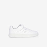 Zapatillas Skechers blanca, ligeras, cómodas y fáciles de poner.