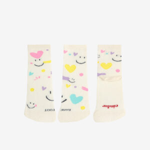 Calcetines infantiles Cóndor con corazones y caritas. Respetuosos con su piel, suaves y divertidos. Acompañan cada paso con amor y color.