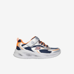 Zapatillas Skechers con luces LED para niño. Diseño urbano en azul y plata con detalles naranjas. Velcro fácil, suela ligera y antideslizante.
