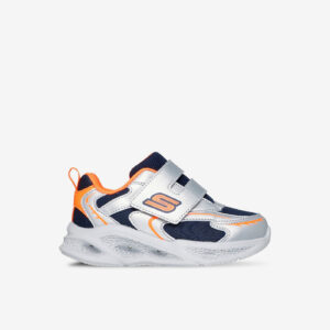 Zapatillas Skechers con luces LED para niño. Diseño urbano en azul y plata con detalles naranjas. Velcro fácil, suela ligera y antideslizante.