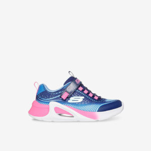 Deportivas azul marino de Skechers con cámara de aire, velcro y detalles rosa. Ligeras, cómodas y fáciles de poner. Para jugar sin parar, con estilo y confort.