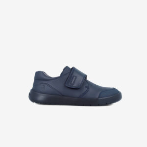 Este modelo de Biomecanics lo tiene todo: un diseño limpio, azul marino, con un único velcro ancho que es tan fácil de ajustar que incluso los más pequeños lo hacen sin ayuda