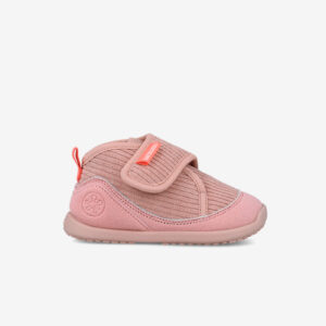 Zapatilla rosa de casa Biomecanics para niña, horma ancha y cierre de velcro. Cálida, transpirable y ligera para moverse cómoda en casa.