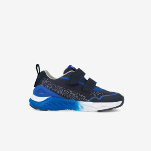 Deportivo Biomecanics azul marino y azul intenso para niño. Doble velcro, suela de goma antideslizante y plantilla extraíble. Ligero, cómodo y listo para su ritmo diario.