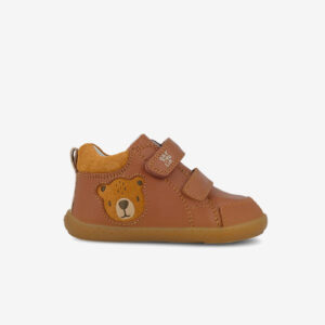 Descubre las botitas Garvalín con diseño de osito. Puntera reforzada, suela flexible y doble velcro. Ideales para los primeros pasos del bebé.