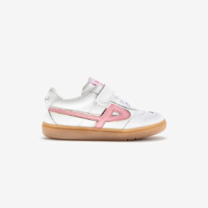 Zapatilla urbana Pablosky en piel blanca con detalles rosas. Cómoda, flexible y resistente para el día a día de las niñas.