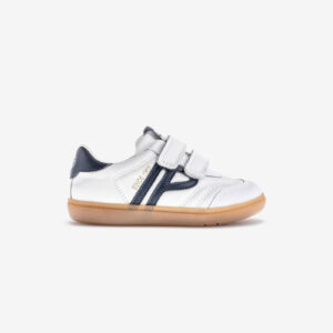 Zapatilla urbana Pablosky en piel blanca con detalles negros. Resistente, cómoda y perfecta para acompañar a los niños todo el día.