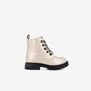 Botas de Garvalín blanca metalizada con suela segura antideslizante y cierre cómodo. Urbanas, brillantes y diseñadas para pies que no paran de moverse.