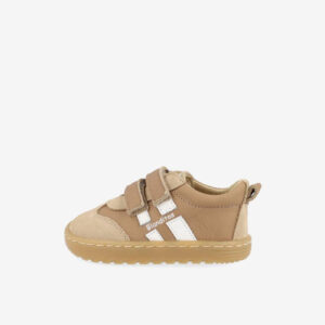 Deportiva respetuosa de Blanditos color camel. Suela flexible, doble velcro y diseño cómodo. Ideal para primeros pasos con estilo y libertad de movimiento.
