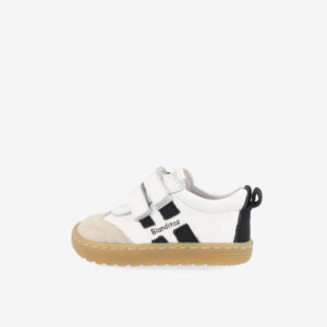 Deportivas de Blanditos blanca con detalles negros. Suela flexible, doble velcro y diseño urbano. Para caminar con seguridad y mucho estilo desde el primer día.