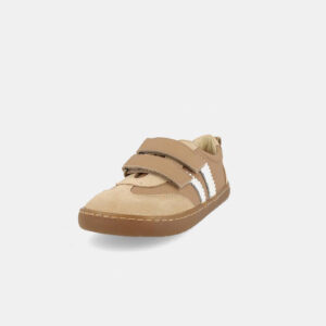 Deportivas Blanditos respetuosas en color camel con rayas blancas y doble velcro. Flexibles, transpirables y ligeras para cada día.