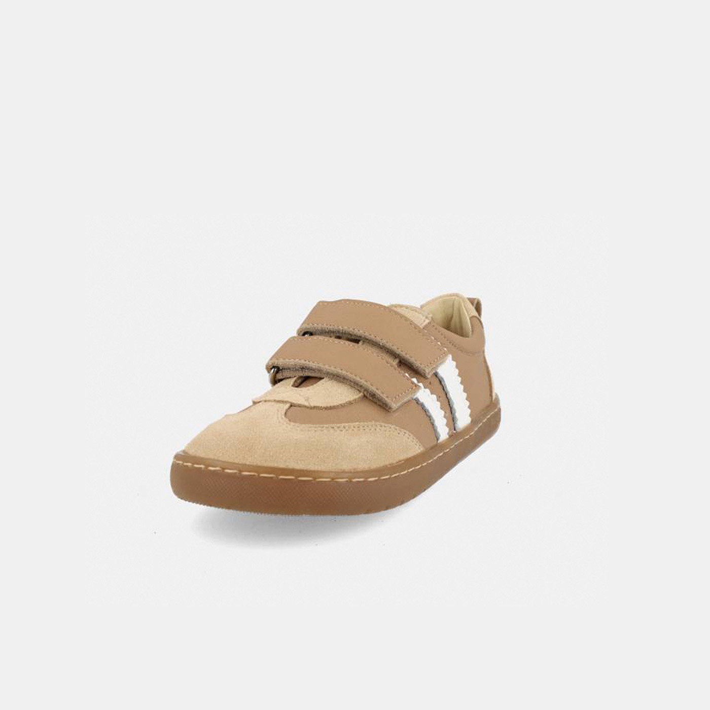 Blanditos deportivas respetuosas en niño camel con rayas blancas, flexibles y cómodas