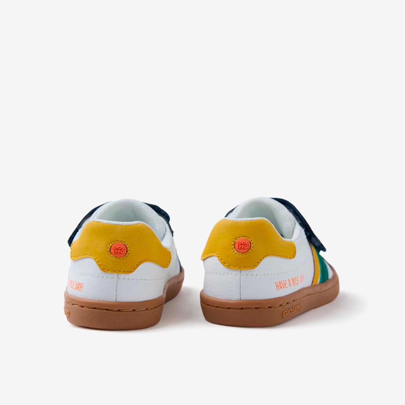 Deportiva respetuosa urbana con diseño retro, de Gioseppo