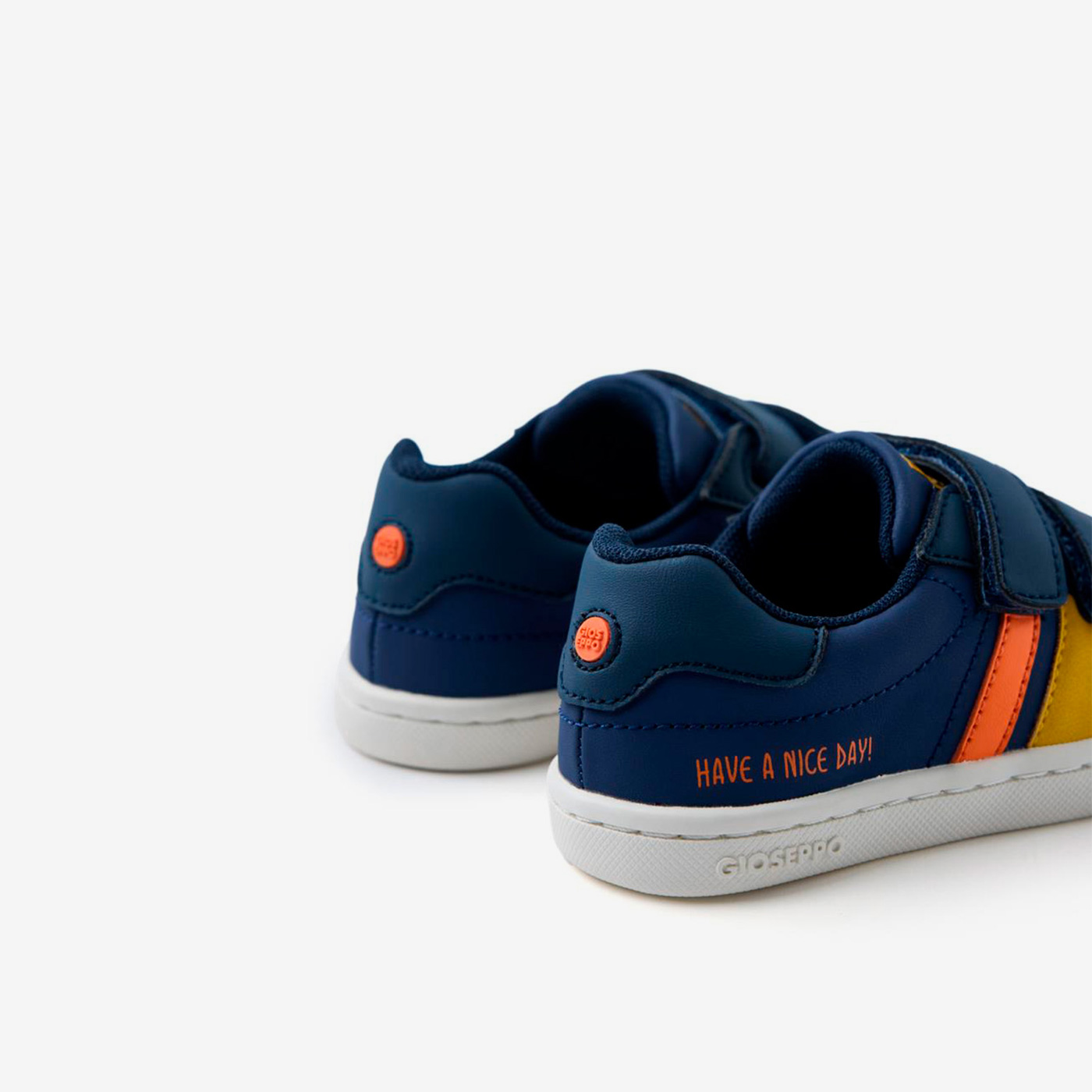 Deportiva respetuosa urbana retro de Gioseppo en azul marino