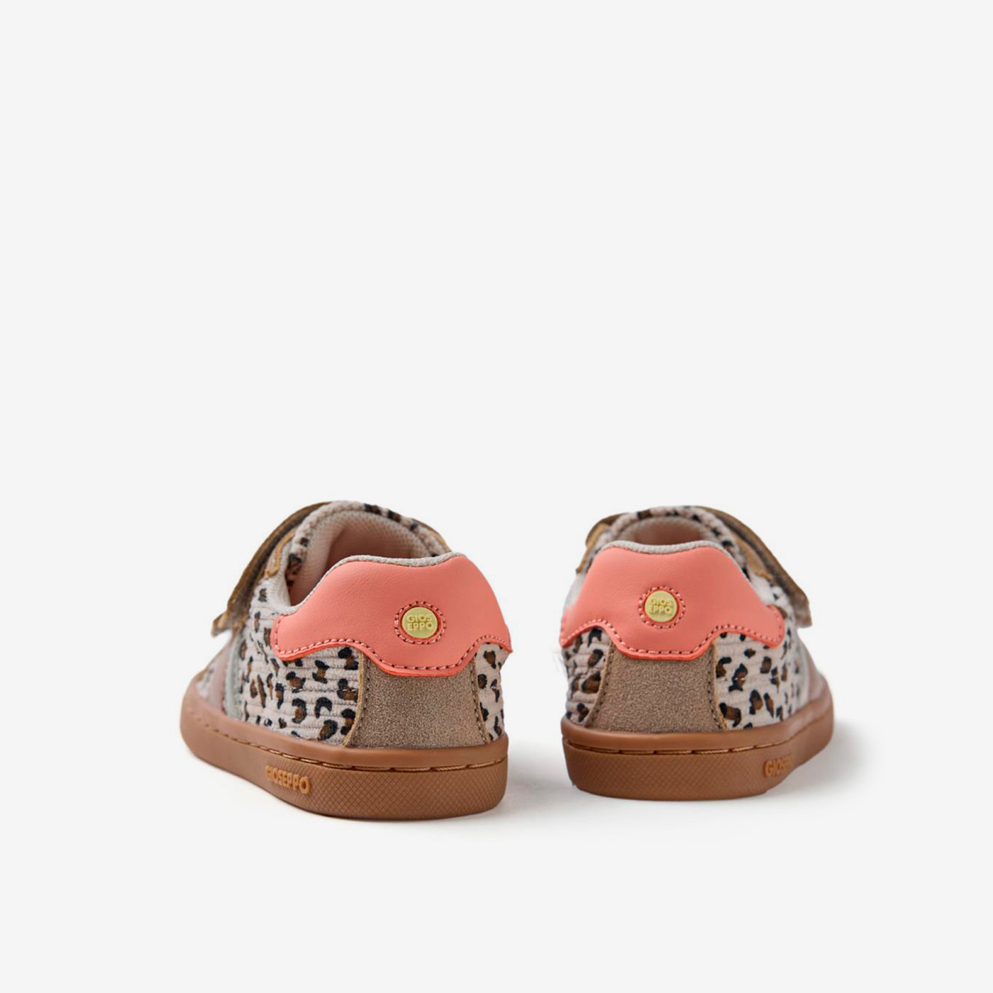 Deportiva respetuosa urbana con animal print, de Gioseppo